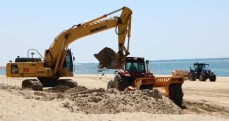Comienzan las obras de regeneración de las playas onubenses, que precisan de 900.000 metros cúbicos de arena