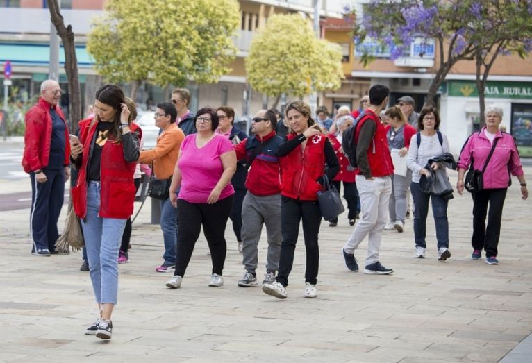40 mayores disfrutan de un ‘Paseo Saludable’ junto a la Ría