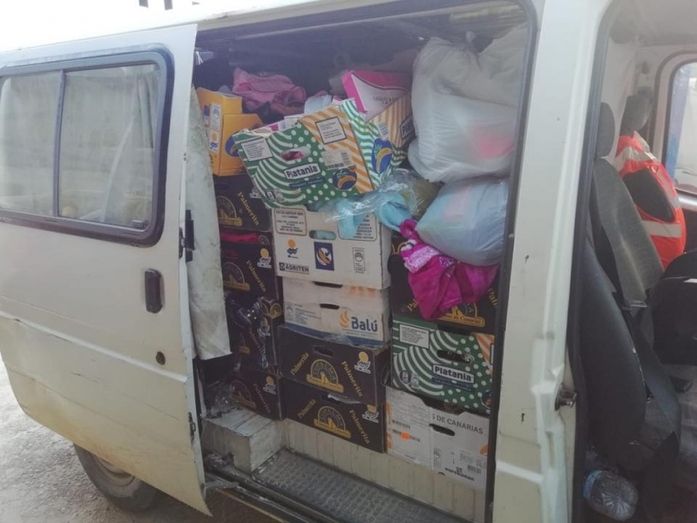 Intervienen una furgoneta llena de ropa que se vendía ilegalmente en El Rocío
