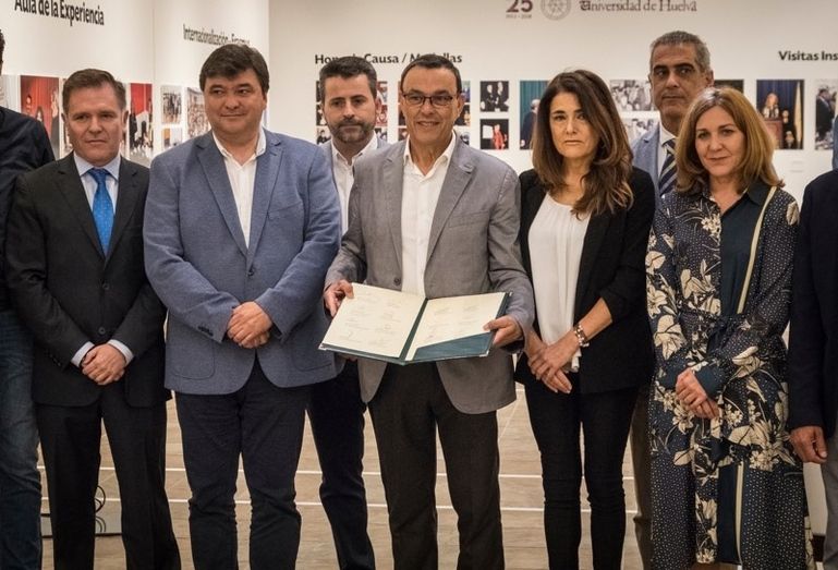 Instituciones y agentes sociales firman un pacto para la llegada del AVE a Huelva