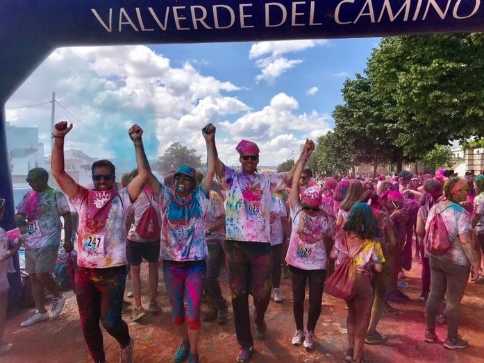 1.600 personas participan en la primera marcha Colores Contra el Cáncer  de Valverde del Camino