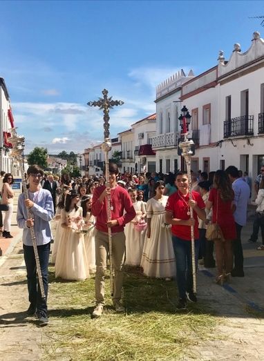Los valverdeños acompañan la procesión del Corpus Christi por las calles de la localidad