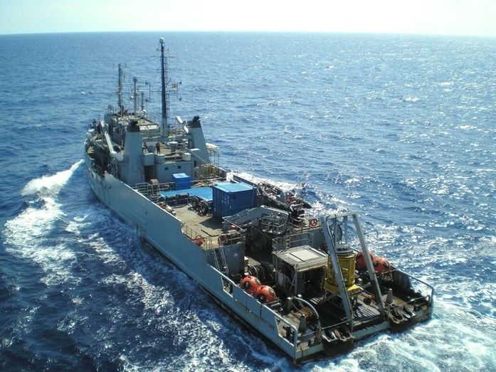 La Armada rescata el cuerpo del piloto moguereño sumergido a 60 metros de profundidad