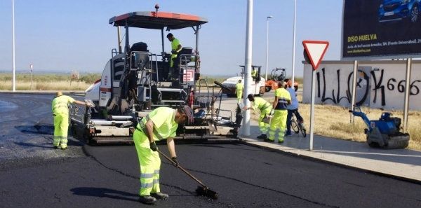 La renovación de la calzada en la rotonda de Campos de Montiel con Nuevo Colombino pone fin a las actuaciones del tercer Plan de Asfaltado Municipal