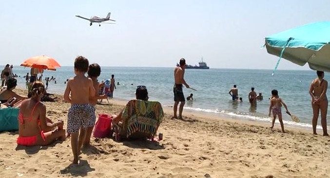 Denunciado el piloto de una avioneta que voló de forma temeraria sobre la playa en La Antilla