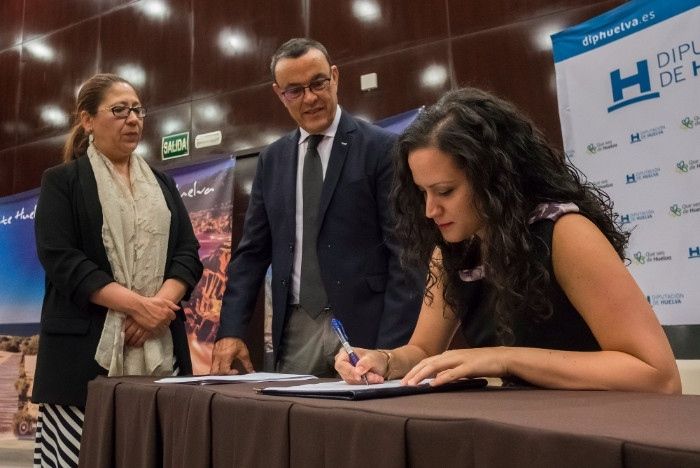 El sector turístico firma el Pacto Social para la llegada del AVE y reclama el aeropuerto