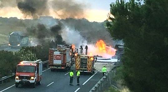 El incendio de un camión con 20.000 litros de gasóleo provoca un corte de tráfico en la A-49