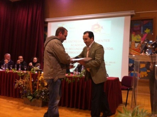 El Centro de Adultos Giner de los Ríos de Almonte entrega sus diplomas a los 117 aprobados