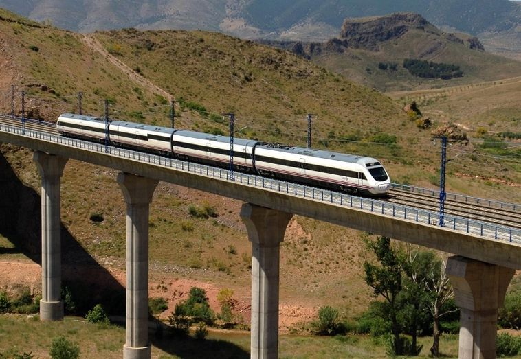 Una avería mecánica provoca un demora de 50 minutos en un tren Madrid-Huelva