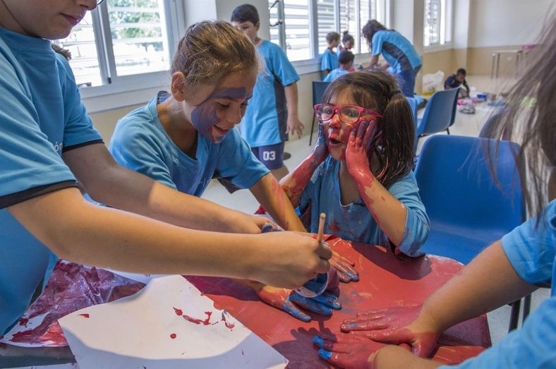 Unos 25 niños de familias con necesidades de apoyo asistencial disfrutan del campamento Campus Sunset