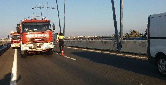 Dos heridos leves en la colisión entre cuatro vehículos en el puente hacia Punta Umbría