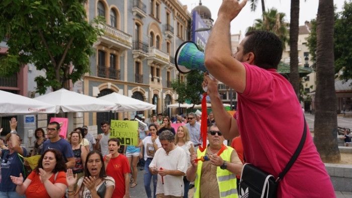 Los comerciantes del Mercado de San Sebastián reclaman en la calle una carpa pagada por el Ayuntamiento