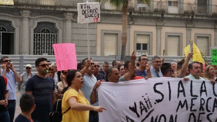 Los comerciantes del Mercado de San Sebastián reclaman en la calle una carpa pagada por el Ayuntamiento