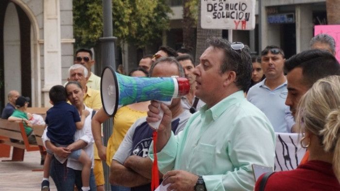 Los comerciantes del Mercado de San Sebastián reclaman en la calle una carpa pagada por el Ayuntamiento