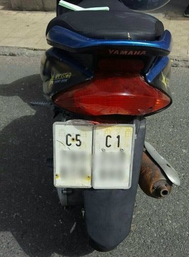 Se expone a una condena de hasta tres años de prisión por utilizar en su ciclomotor una matrícula falsa