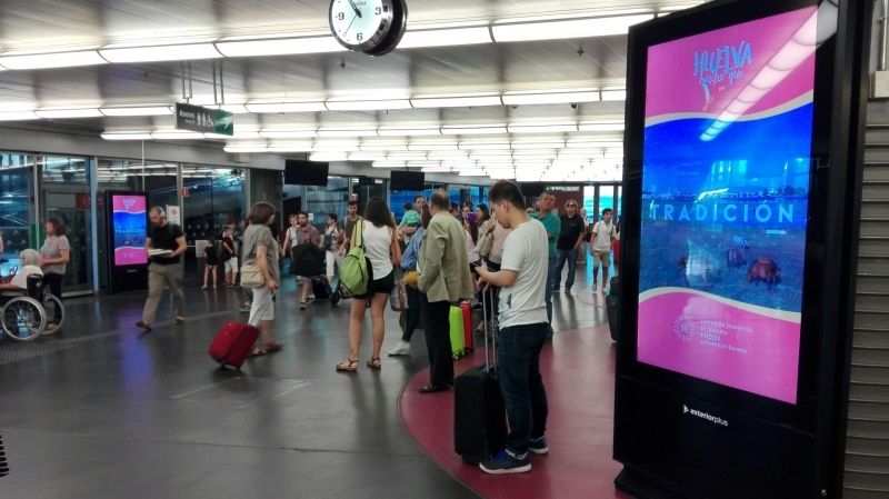 Huelva se promociona ante los miles de viajeros que pasan por las estaciones de AVE de Atocha y Santa Justa 