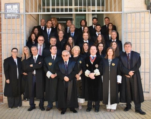 El ICA Huelva da la bienvenida a 13 nuevos colegiados en un acto de imposición de togas