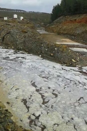 La Junta abre expediente sancionador a la empresa que gestiona el vertedero de Nerva al detectar sustancias contaminantes en el río Tinto