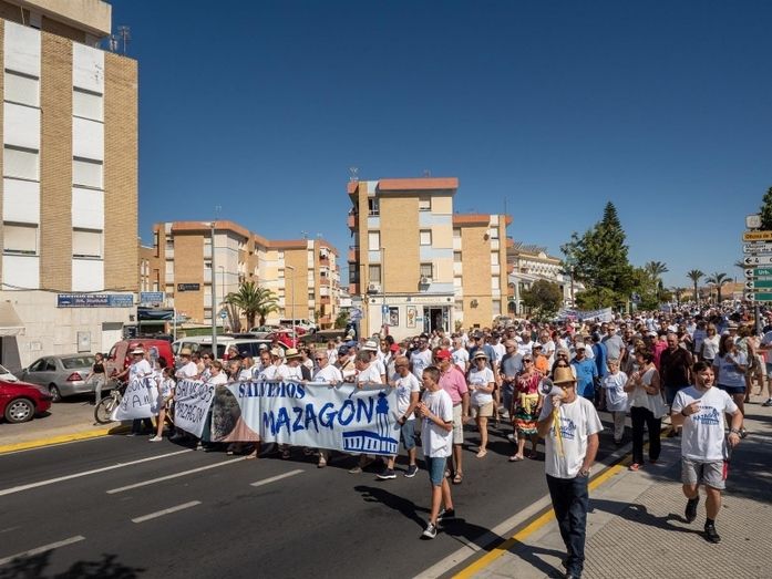Medio millar de personas se concentran en Mazagón para pedir la construcción de espigones y mejoras en litoral