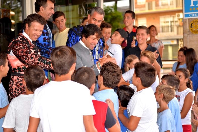 Andrés Romero invita a 50 niños de Escacena del Campo a la corrida de Colombinas
