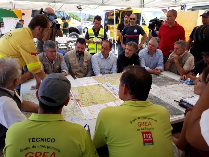 Prosiguen de manera favorable los trabajos de extinción y las labores de pro­tección a la población en el incendio forestal declarado en Nerva