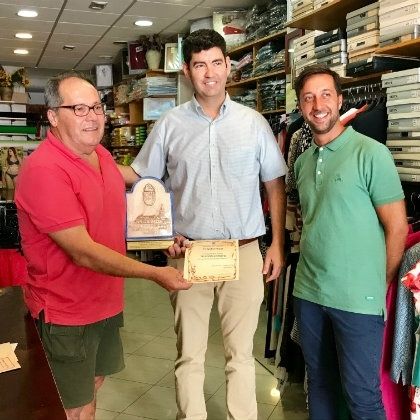 Valverde del Camino homenajea a Tejidos Arroyo, comercio centenario de la localidad
