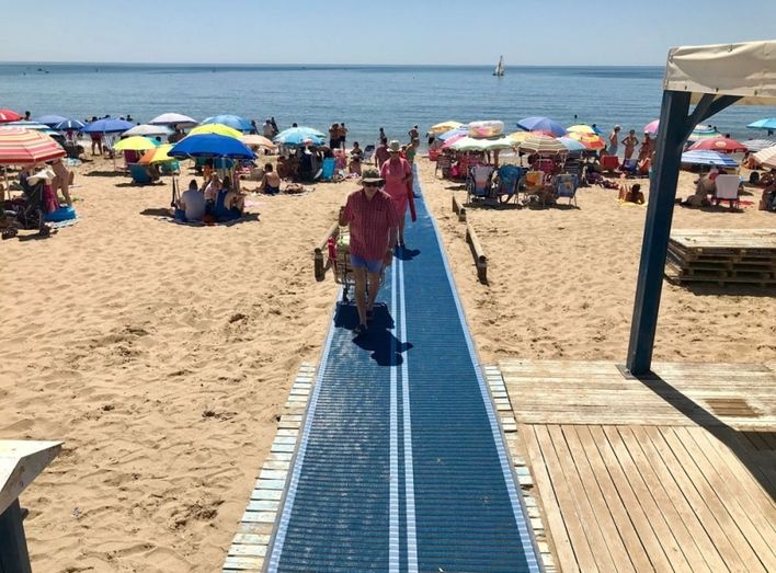 Isla Cristina instala pasarelas en las playas para personas con movilidad reducida