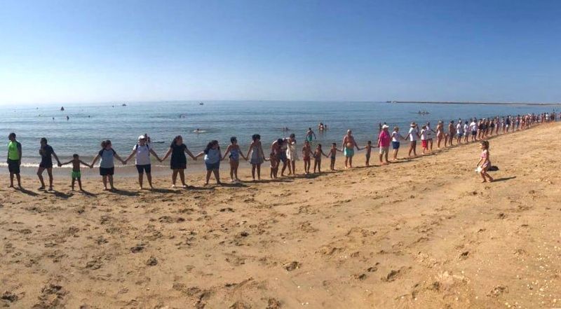 Cadena humana en las playas de Isla contra la violencia de género