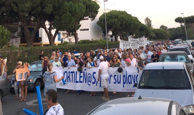 Más de un millar de portileños se echa a la calle para defender su playa y reclamar servicios dignos