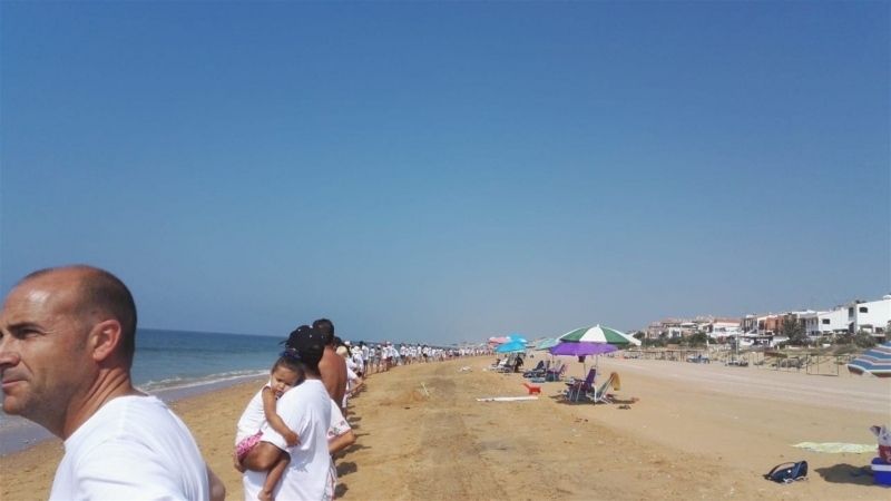 Gran cadena humana en Mazagón para recordar que los vecinos 'siguen esperando' a que se regenere la playa