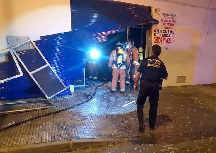 Incendio y explosión tras un posible robo en una tienda de artículos de pesca de Ayamonte
