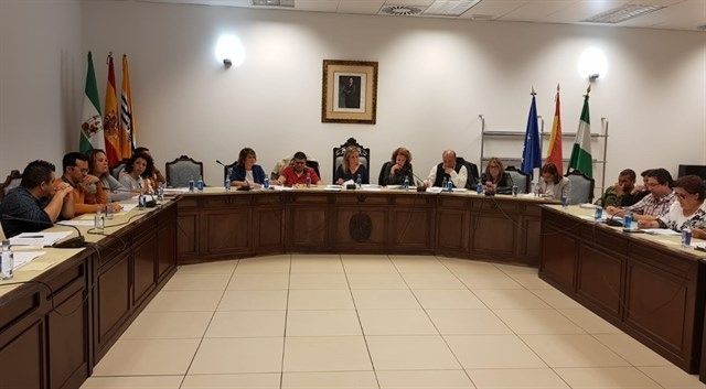 El Ayuntamiento de Isla Cristina aprueba en pleno pagar 2,4 millones a la anterior empresa de limpieza