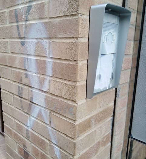 Aparece también una pintada en la fachada y telefonillo de la sede del PP