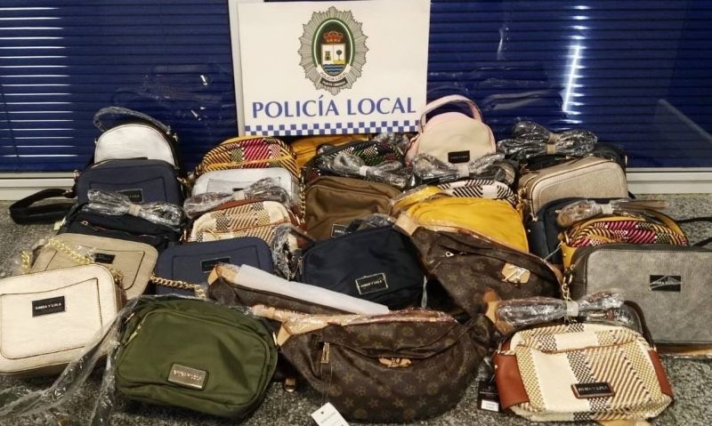 La Policía Local de Punta Umbría interviene una treintena de bolsos falsificados