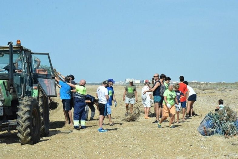Medio centenar de voluntarios recoge más de dos toneladas de residuos en la playa del Espigón