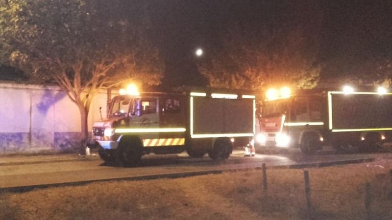 Sofocan un incendio en una nave en la barriada de Canela