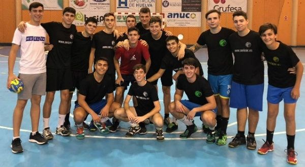El juvenil del PAN Moguer Daniel Serrano acude a una concentración de la Real Federación Española