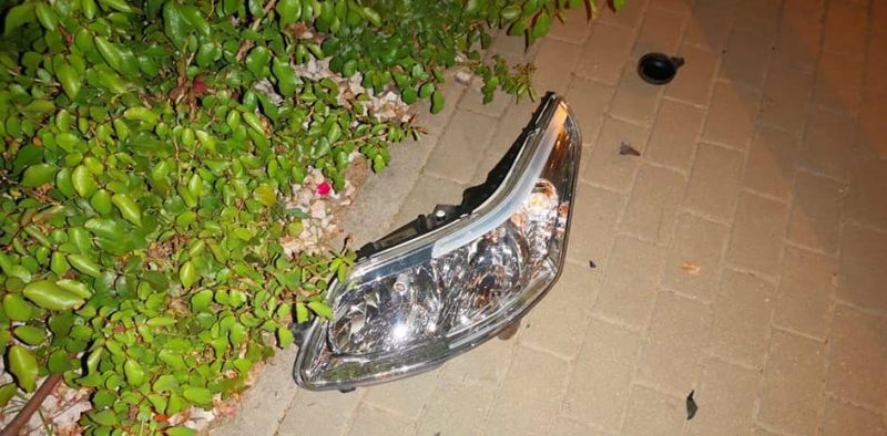 Solicitan colaboración para localizar un vehículo que provocó daños a una farola y a otro coche que estaba estacionado en la zona