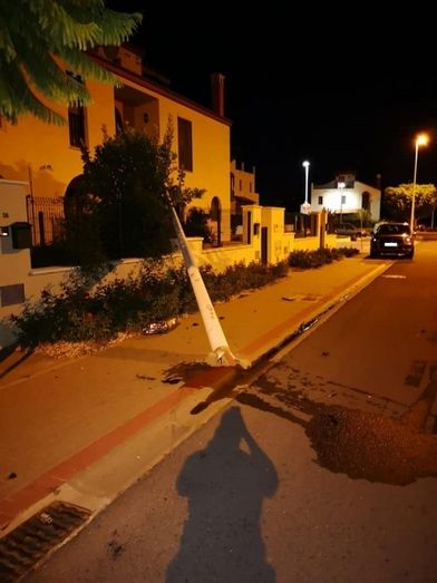 Solicitan colaboración para localizar un vehículo que provocó daños a una farola y a otro coche que estaba estacionado en la zona