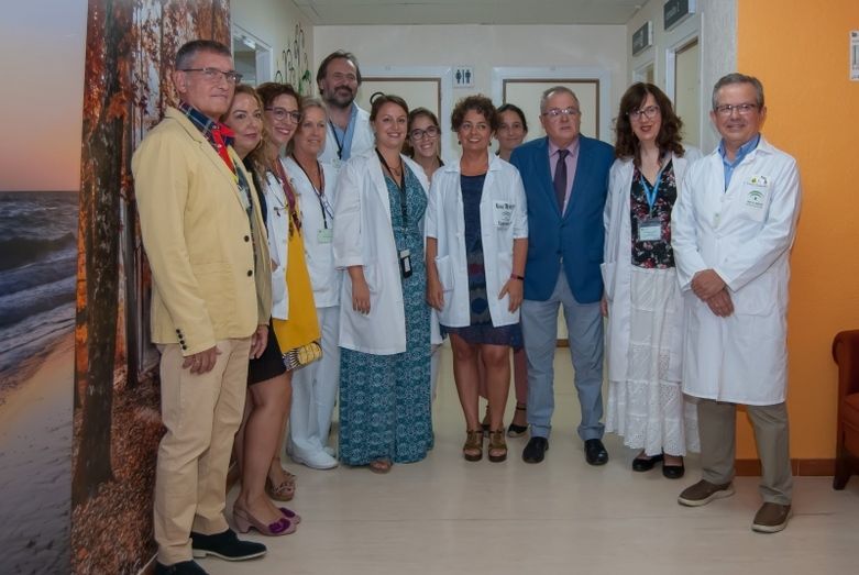 El Hospital Juan Ramón Jiménez recibe un premio por la humanización en los cuidados paliativos