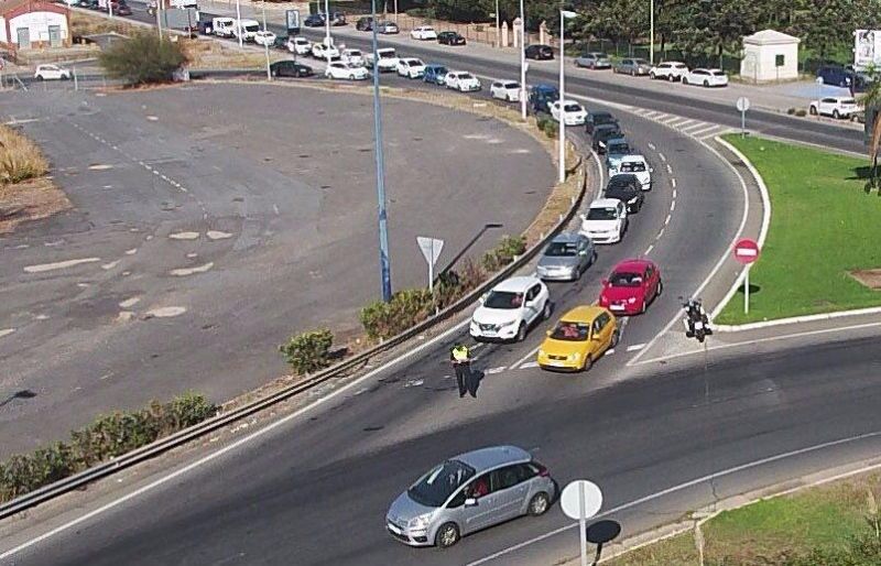 El primer día de cortes en los accesos al Puente del Odiel deja importantes retenciones