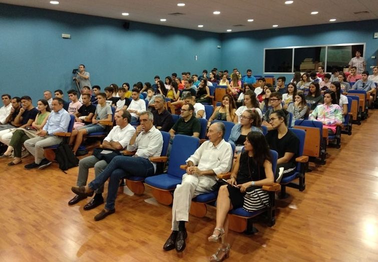 Arquitectos, deportistas y universitarios analizan el estado de las instalaciones deportivas en una mesa redonda