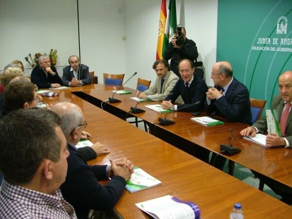 El consejero de Medio Ambiente analiza con asociaciones de vecinos el programa Ciudad Sostenible