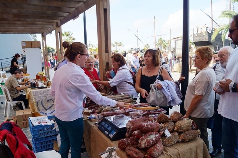 Excepcional ambiente en el Muelle de las Carabelas para celebrar la Hispanidad