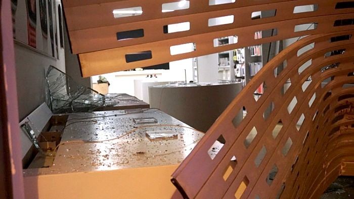 Destrozan con un alunizaje la tienda Rosellimac de Apple para robar en su interior