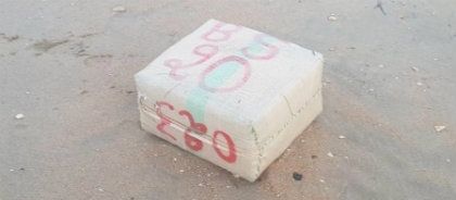 Aparece un fardo de casi 35 kilos de hachís en la playa de La Antilla