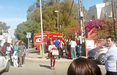 Los bomberos evacuan el instituto Alto Conquero debido a una reacción química provocada por un accidente en su laboratorio