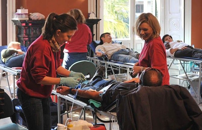 Más de 400 donantes acuden a la macrocolecta de sangre de la Casa Colón