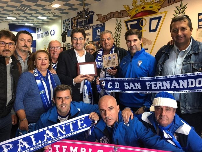 Las peñas del Decano y el San Fernando se hermanan antes del partido