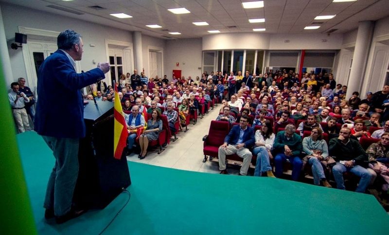 Simpatizantes de VOX abarrotan el salón rojo de la Casa Colón